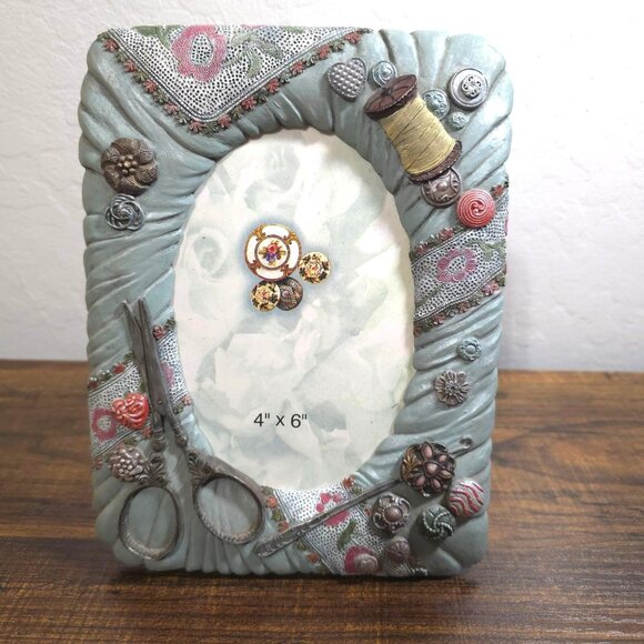 Sewing-Themed Resin Frame 4"x6" 3D Decorative Buttons Scissors Thread Spool - Picture 1 of 8